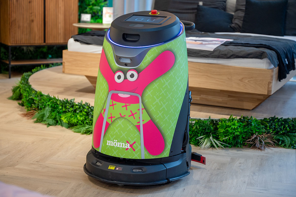 Mömax Trendmöbelhaus - Einsatz von Scrubber 50 auf den Verkaufsflächen