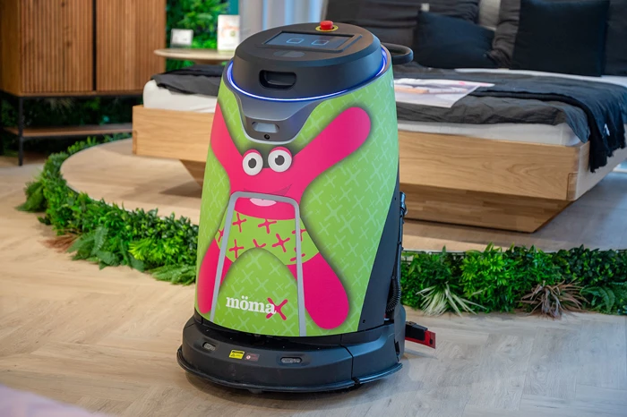 Mömax Trendmöbelhaus - Einsatz von Scrubber 50 auf den Verkaufsflächen